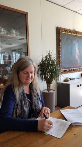 Paola Perabò firma l'accordo per Danieli