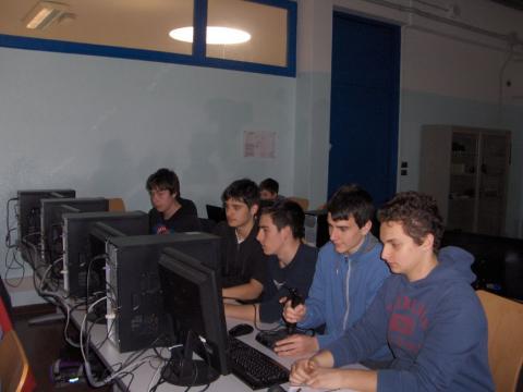 Studenti al corso di volo simulato
