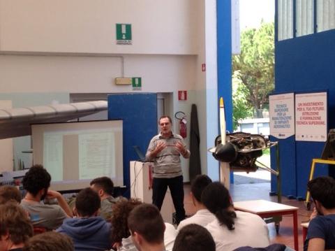 Lezione con l'esperto motorista d'aerei