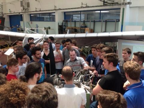 Lezione con l'esperto motorista d'aerei